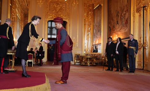 Balbir Singh receives MBE at Windsor Castle
