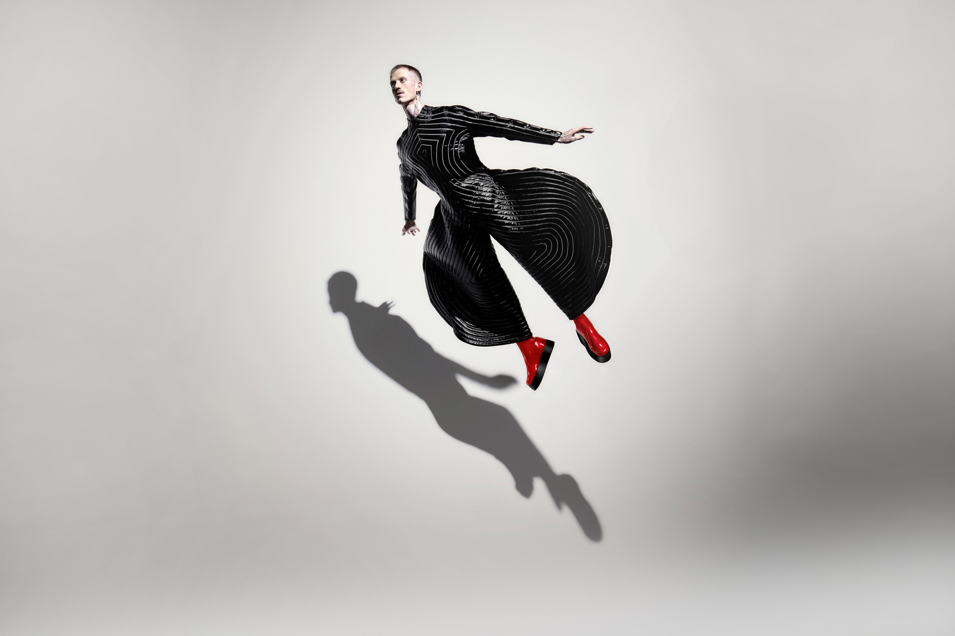 SUBJECT TO CHANGE - A Dance for David Bowie. A Sadler's Wells, Bunkamura, La Veronal production. Creative Art Direction by Masami Shimizu. Photo by Kazuyoshi Shimomura. Costume The Tokyo Pop Jump
