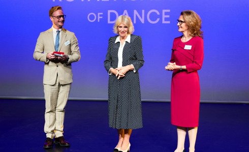 Christopher Wheeldon OBE presented with the RAD’s prestigious Queen Elizabeth II Coronation Award by RAD Patron Her Majesty The Queen 