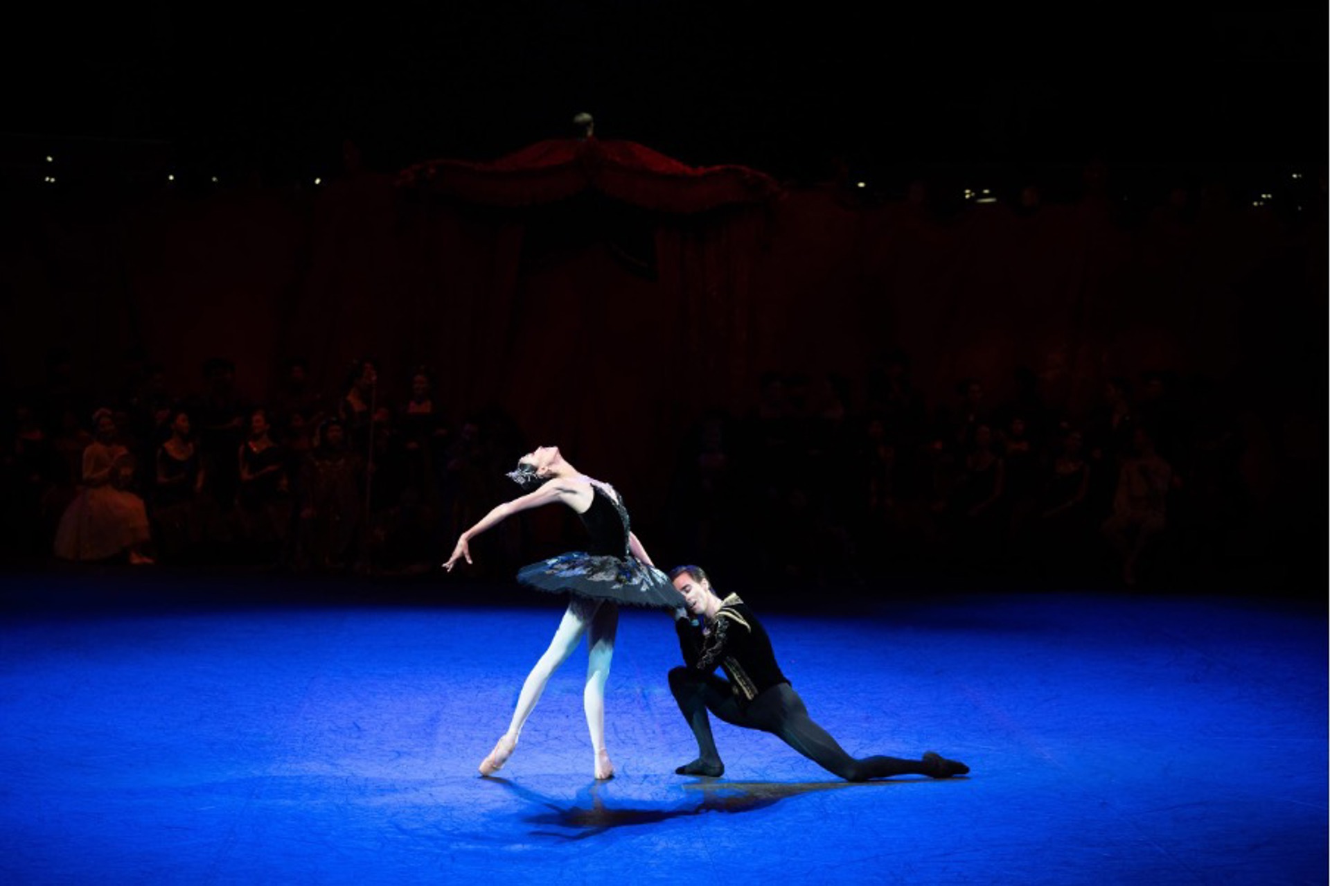 Sangeun-Lee-as-Odile-and-Gareth-Haw-as-Prince-Siegfried-in-Derek-Deanes-Swan-Lake-in-the-round-©-Laurent-Liotardo