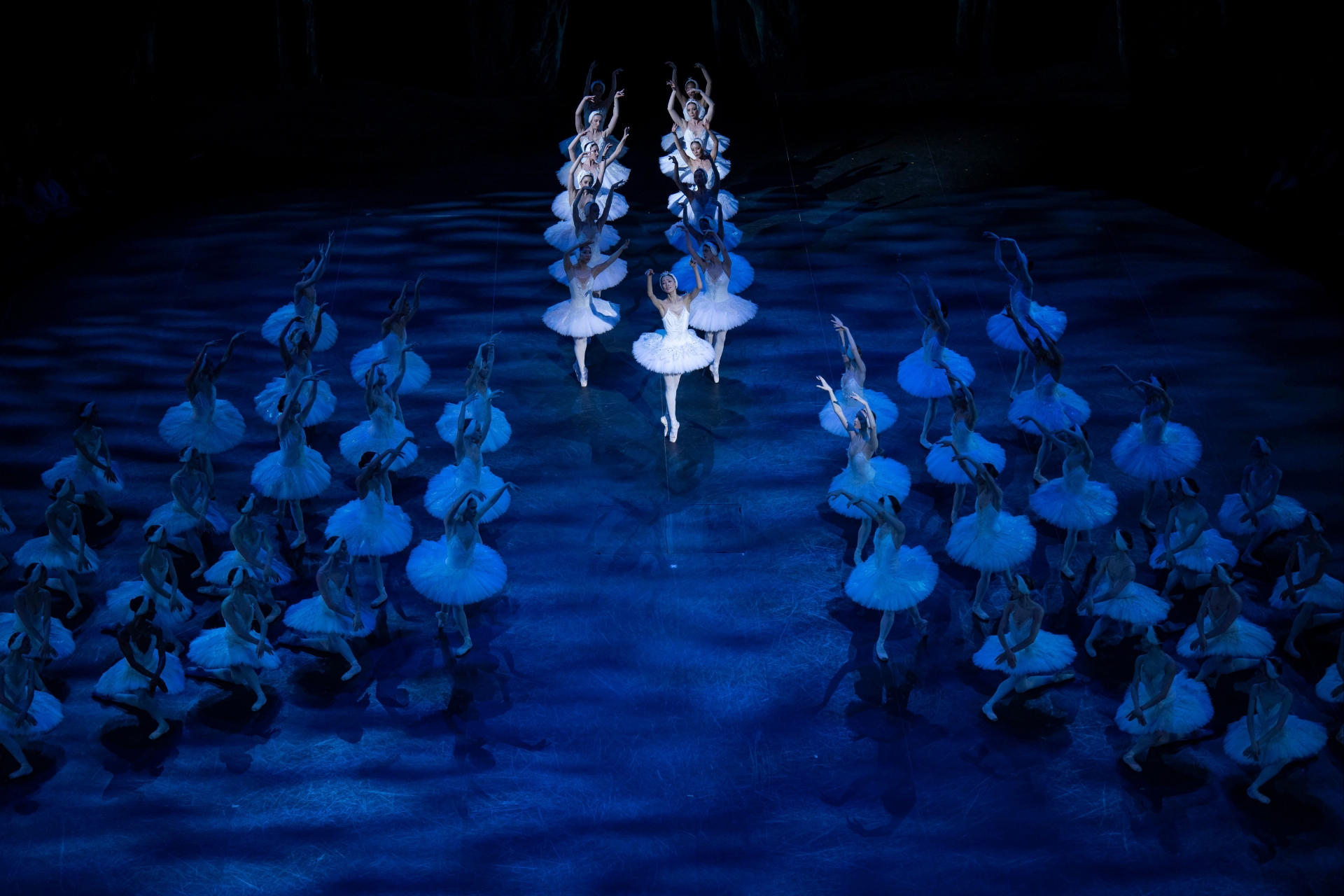 English National Ballet dancers in Derek Deane’s Swan Lake in-the-round © Ian Gavan