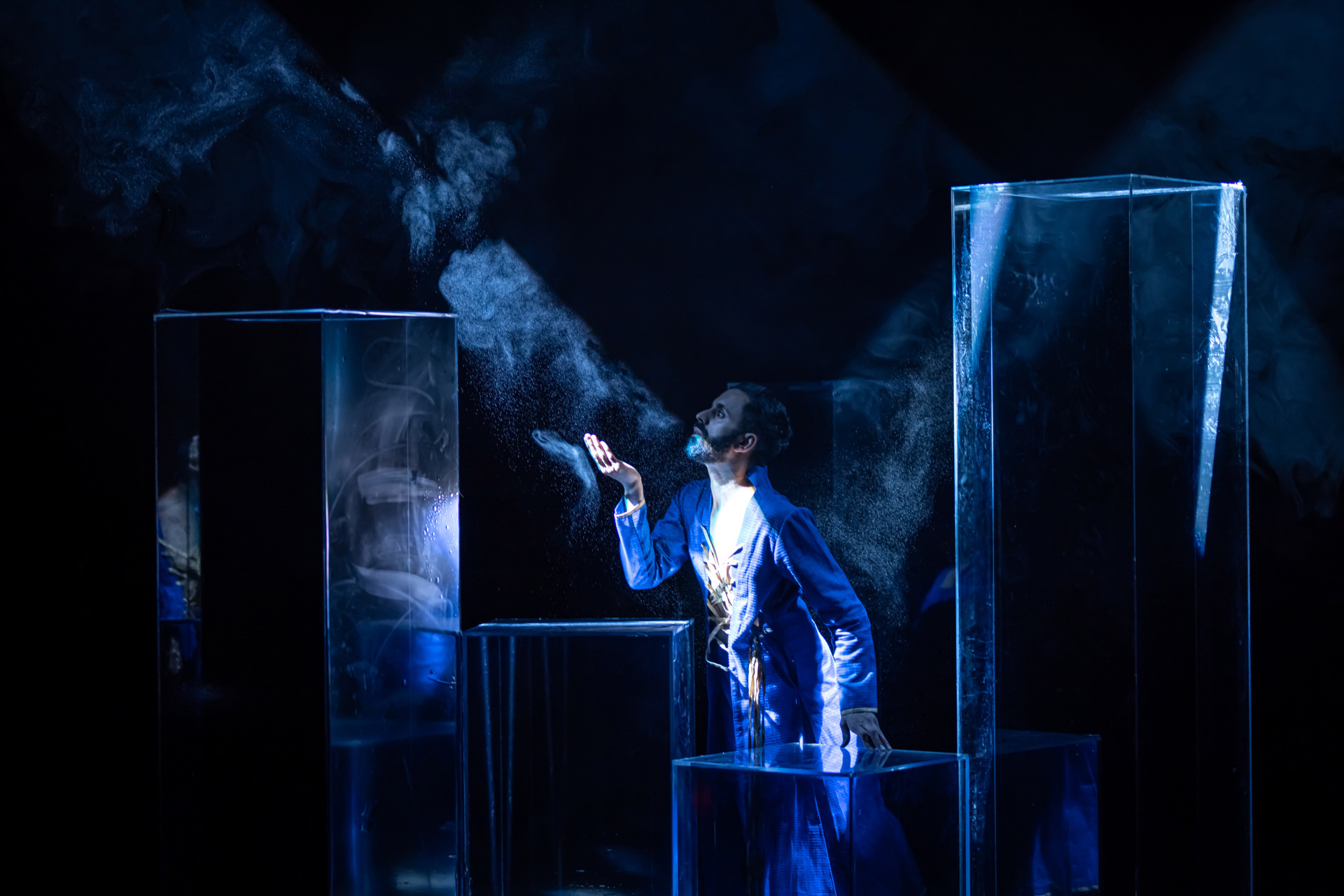 Aakash Odedra + Aditi Mangaldas's Mehek. Photo by Angela Grabowska. Aakash Odedra + Aditi Mangaldas's Mehek. Photo by Angela Grabowska.