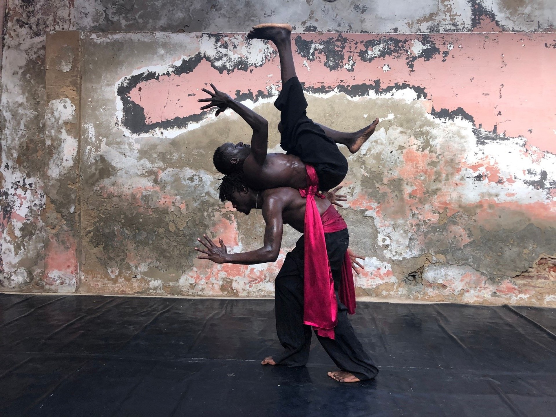 El Hadji Malick Ndiaye and Gael Kafuma Ndécky in Xarito. Image Credit: Emma Pequin